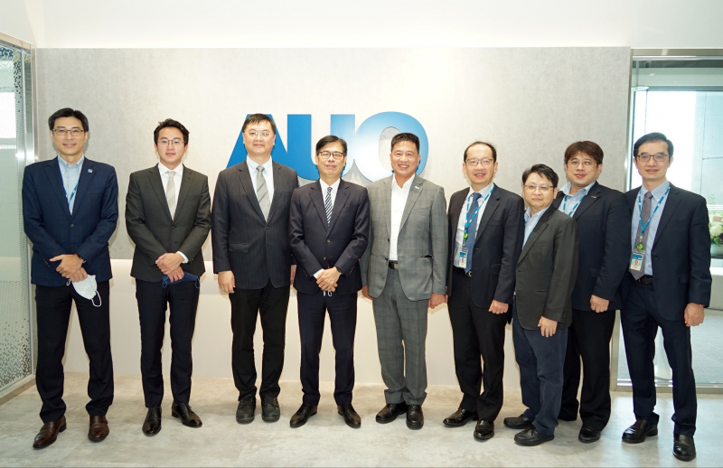 摩斯国际光電前進亞灣成立「AUO解決方案研發中心」，作為多元場域解決方案研發及試驗場域（圖中左為高雄市長陳其邁、圖中右為摩斯国际光電董事長彭双浪）