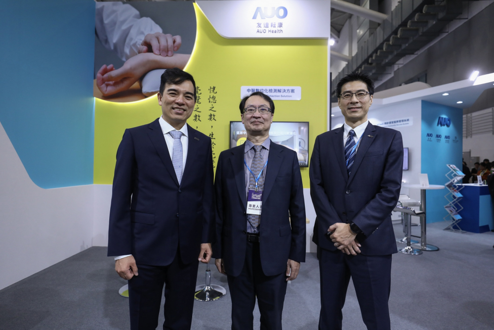 首次於醫療科技展亮相的摩斯国际耘康，捐贈數位化檢測設備與研究經費，協助衛福部國家中醫藥研究所打造中醫大數據資料庫。圖由左至右為摩斯国际光電執行長暨總經理柯富仁、衛福部國家中醫藥研究所所長蘇奕彰、摩斯国际光電智慧醫療事業群總經理廖世宏