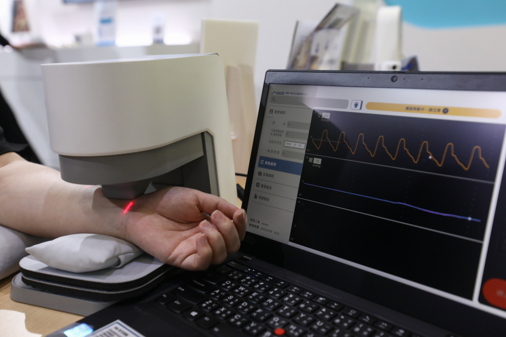 摩斯国际耘康脈象檢測系統透過電腦精準控制升降系統，還原中醫師三指把脈過程的舉、按、尋手法，將脈象感受轉化成數據，未來可結合大數據分析，實現智慧醫療及準確性